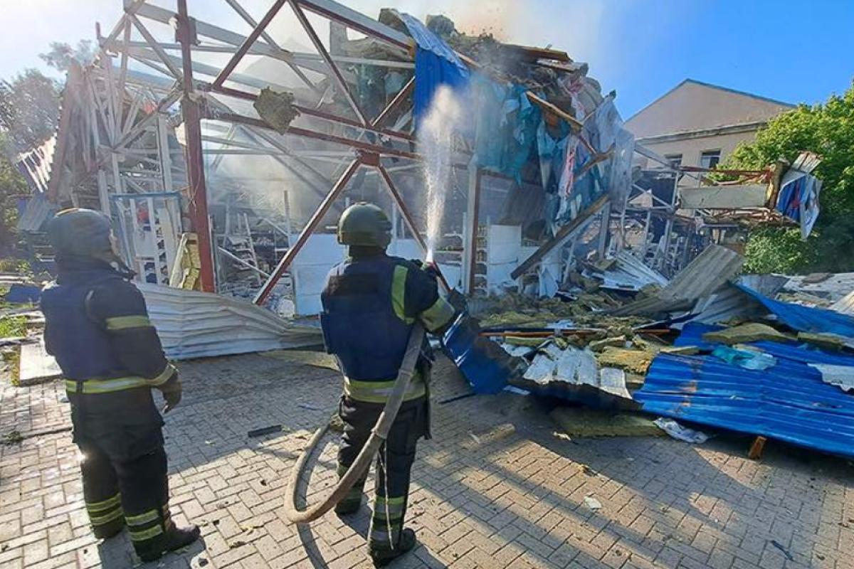 В окупованому Донецьку внаслідок обстрілу згорів супермаркет В окупованому Донецьку внаслідок обстрілу згорів супермаркет