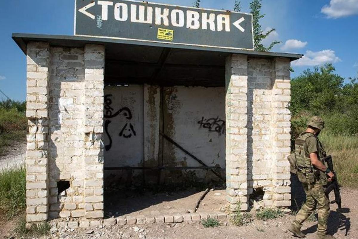 Мешканець селища Тошківка на Луганщині показав, що залишилося від його "звільненої" квартири - відео Мешканець селища Тошківка на Луганщині показав, що залишилося від його "звільненої" квартири - відео