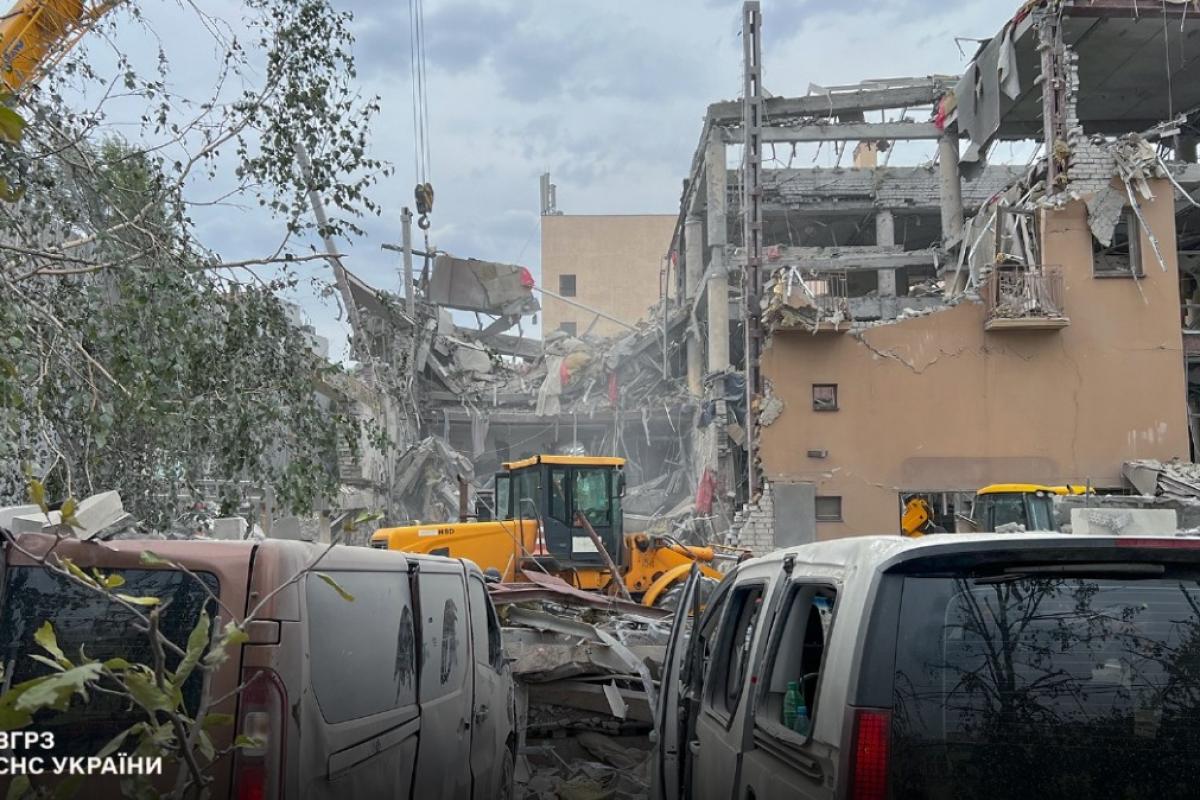 Удар по готелю у Кривому Розі: пошуково-рятувальні роботи завершено, кількість жертв зросла Удар по готелю у Кривому Розі: пошуково-рятувальні роботи завершено, кількість жертв зросла
