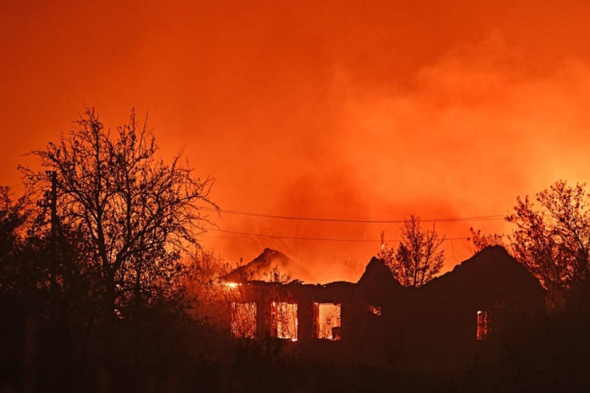 Окупована Луганщина обійнята вогнем: пожежі знищили понад 460 будинків, є жертви, на допомогу викликали рятувальників з РФ