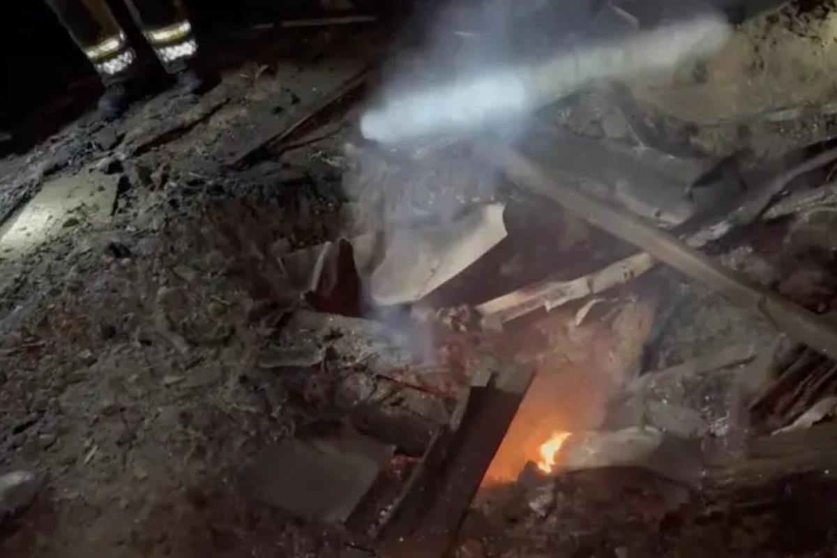 Немає світла та води, зруйновано трамвайні колії, є постраждалі: що відомо про наслідки удару по Конотопу