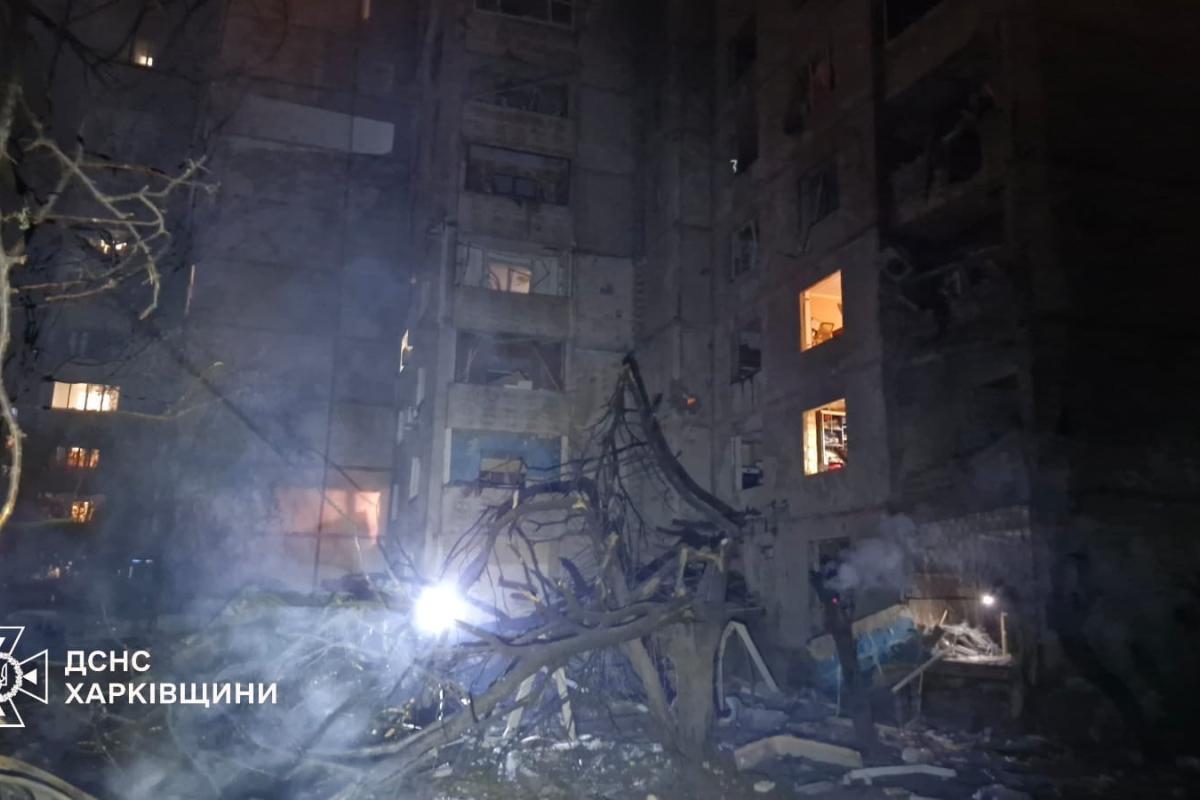 Росіяни завдали авіаудару по багатоповерхівці у Харкові: кількість постраждалих продовжує зростати Росіяни завдали авіаудару по багатоповерхівці у Харкові: кількість постраждалих продовжує зростати