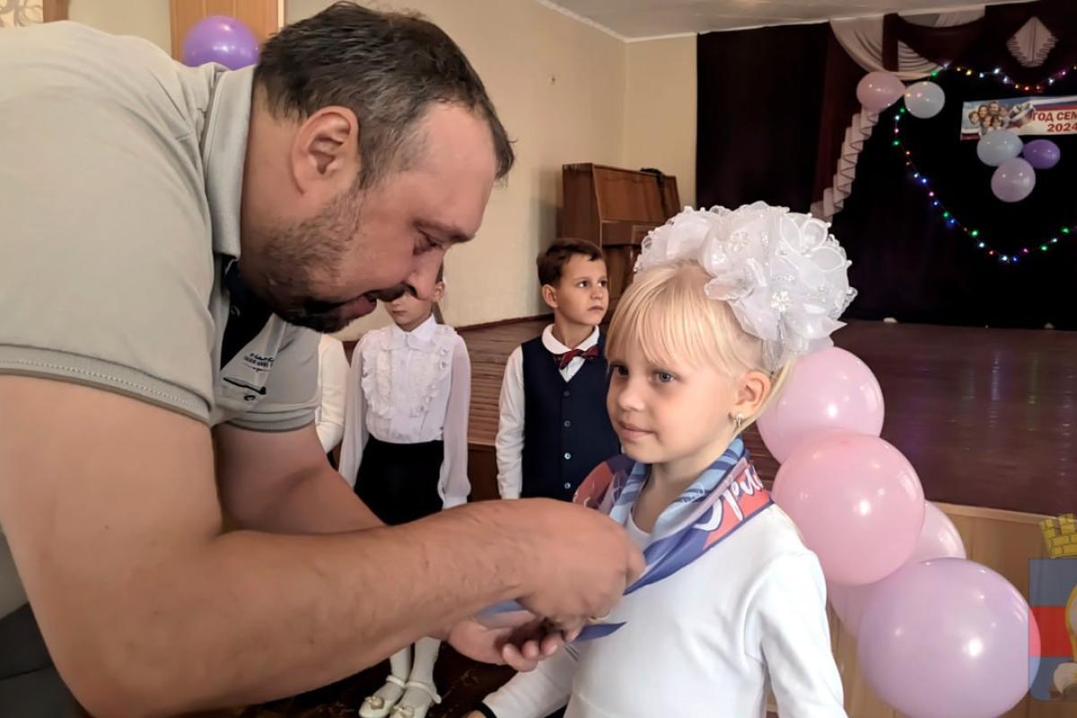 В школах оккупированного Лисичанска появились первые "орлята-сентябрята" В школах оккупированного Лисичанска появились первые "орлята-сентябрята"