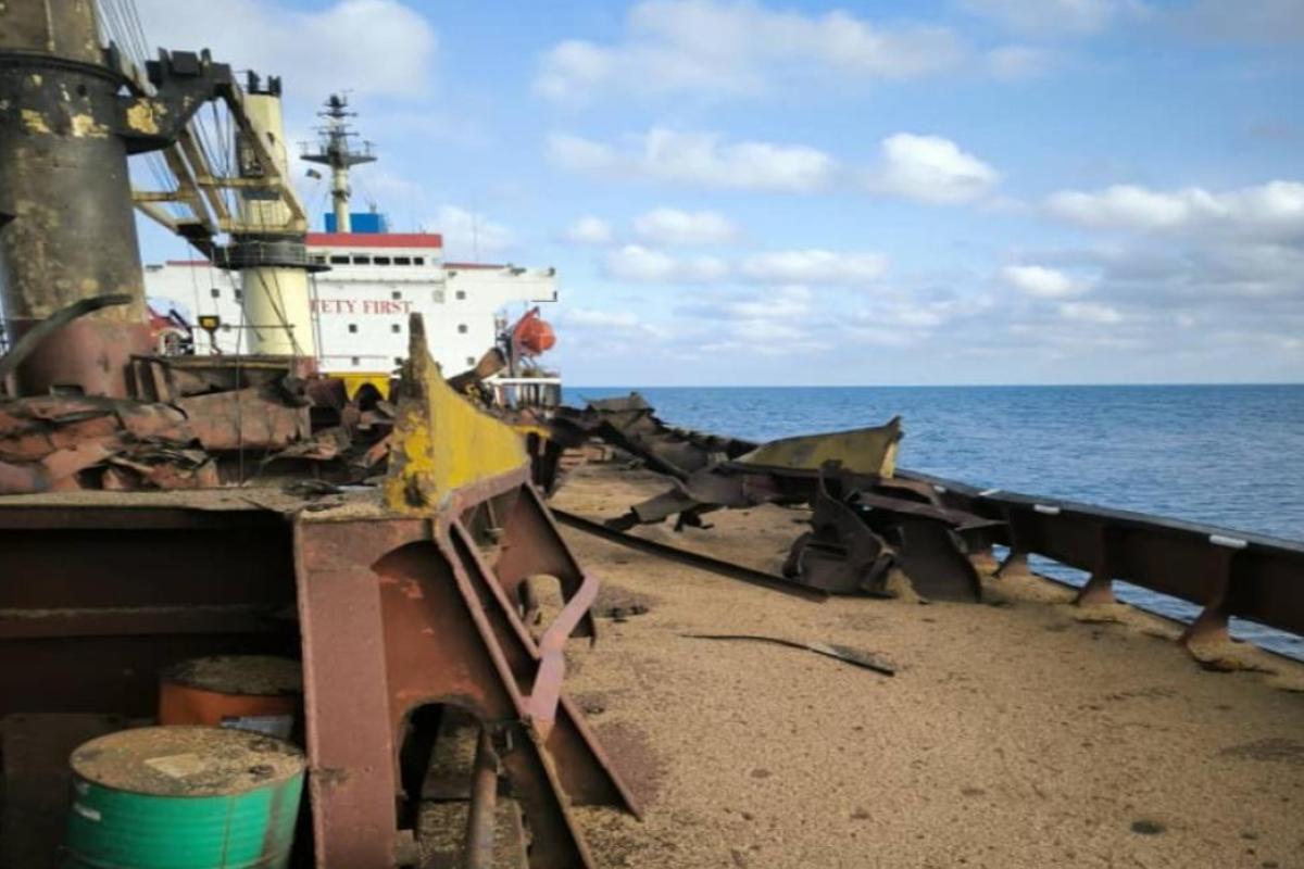 РФ атакувала цивільне судно з зерном у Чорному морі РФ атакувала цивільне судно з зерном у Чорному морі