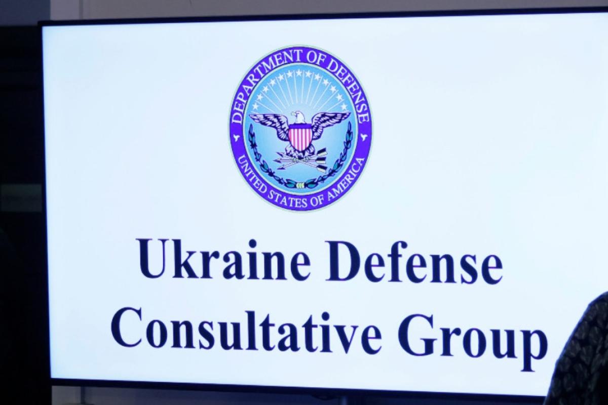 Зеленський прибув на авіабазу "Рамштайн" для участі у засіданні Контактної групи з питань оборони України Зеленський прибув на авіабазу "Рамштайн" для участі у засіданні Контактної групи з питань оборони України