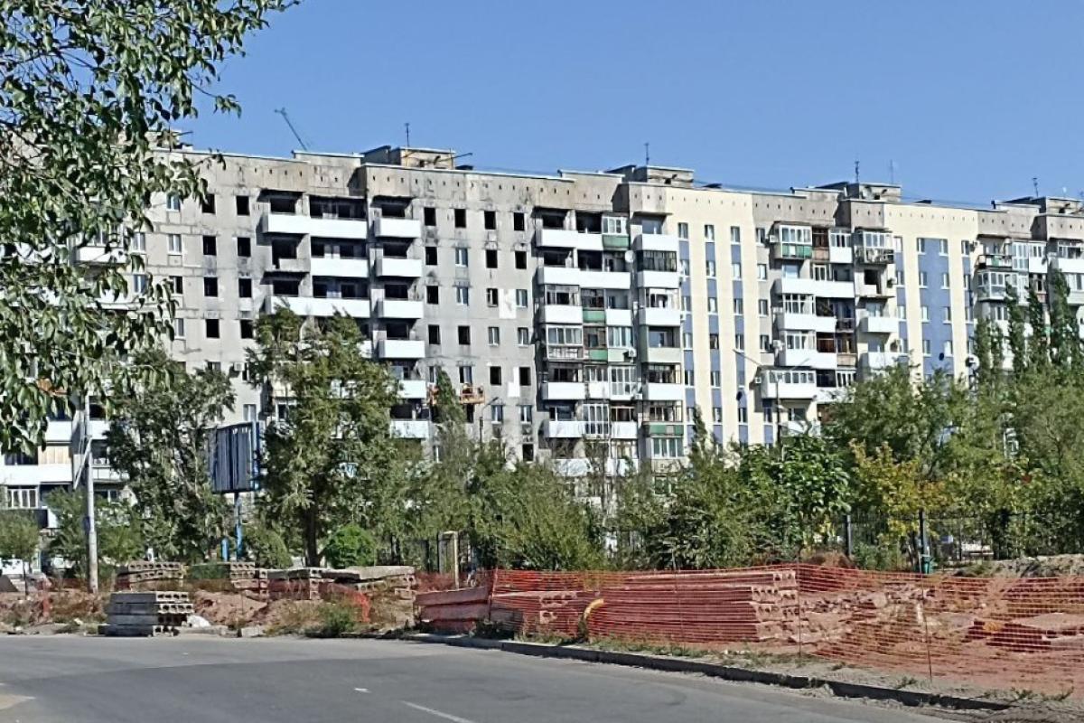 Жителі окупованого Сіверськодонецька стоять у величезних чергах, щоб підтвердити право власності на житло - ЛОВА Жителі окупованого Сіверськодонецька стоять у величезних чергах, щоб підтвердити право власності на житло - ЛОВА