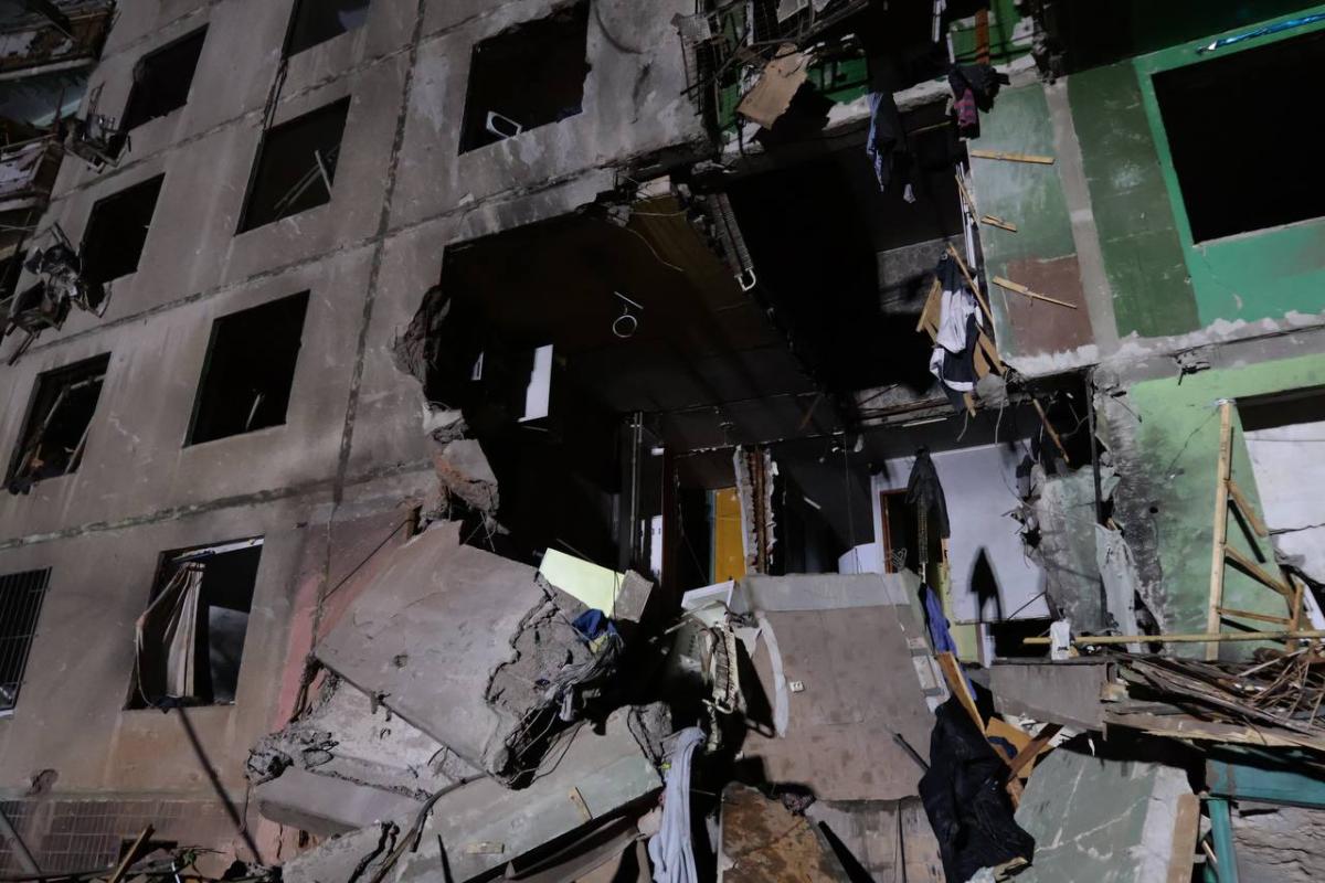 Удар по Харкову: "Прильот" у багатоповерхівку, рятувальники розбирають завали, кількість постраждалих зростає Удар по Харкову: "Прильот" у багатоповерхівку, рятувальники розбирають завали, кількість постраждалих зростає