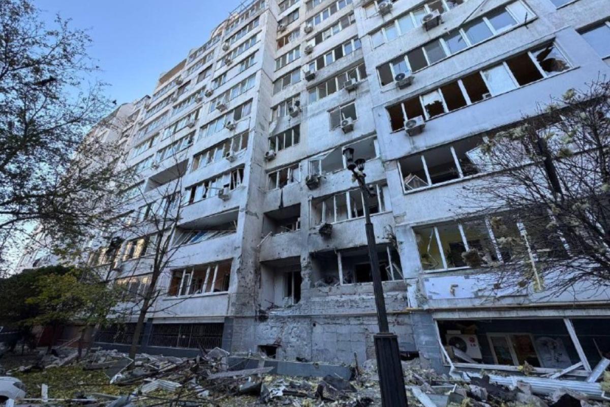 Нічна атака "шахедів" на Одесу: через падіння уламків є руйнування та постраждалий Нічна атака "шахедів" на Одесу: через падіння уламків є руйнування та постраждалий