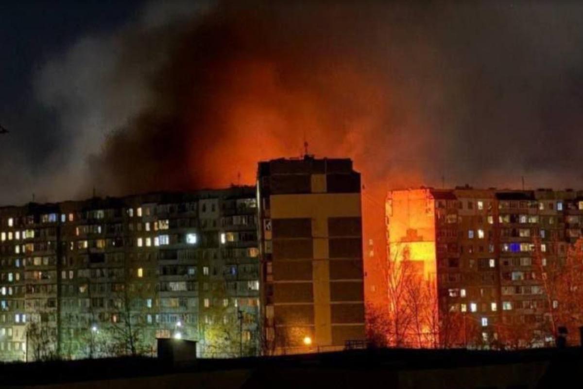 В результате ракетного удара по многоэтажке в Сумах погибло 10 человек, более 50 пострадавших В результате ракетного удара по многоэтажке в Сумах погибло 10 человек, более 50 пострадавших