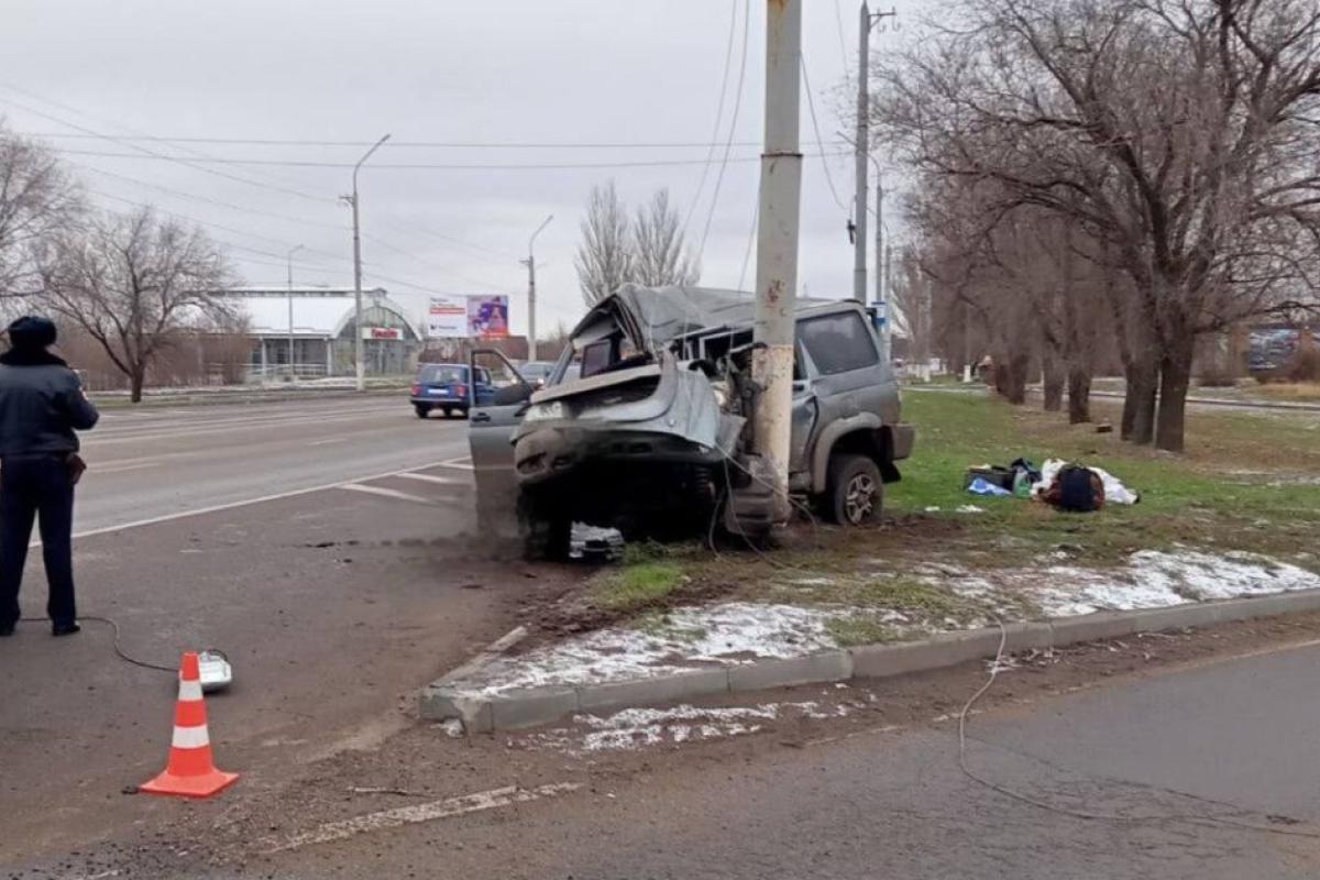 В окупованому Луганську УАЗ протаранив електроопору: в ДТП загинув російський "воєнкор" В окупованому Луганську УАЗ протаранив електроопору: в ДТП загинув російський "воєнкор"