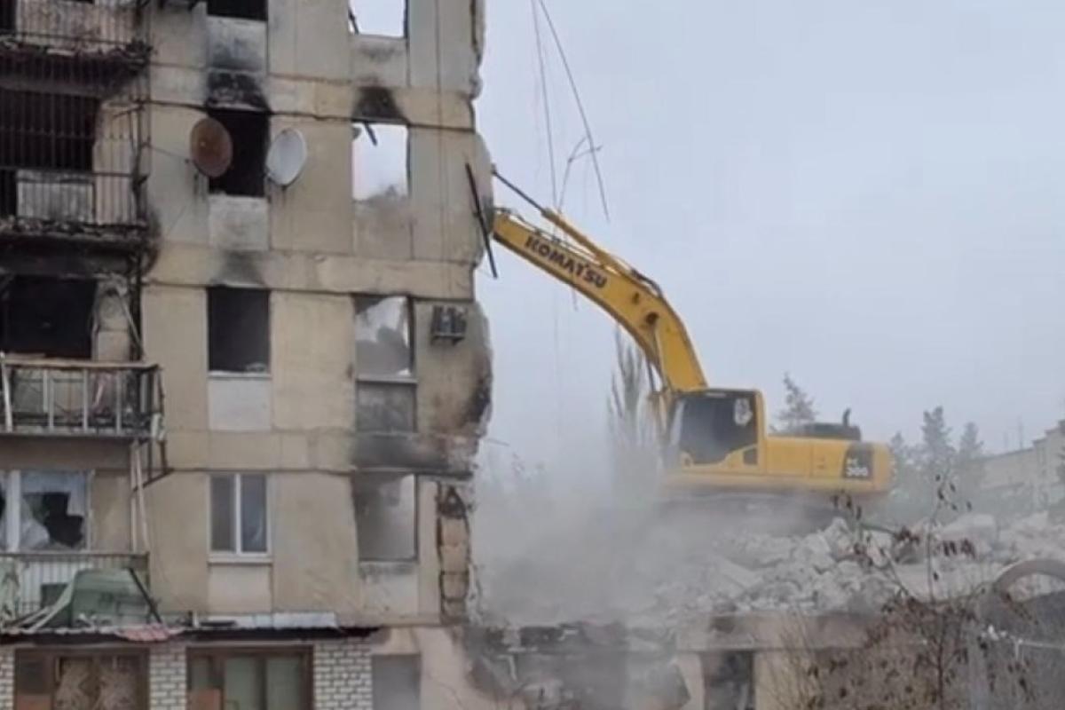 У Сіверськодонецьку приступили до зносу чергового багатоквартирного будинку У Сіверськодонецьку приступили до зносу чергового багатоквартирного будинку