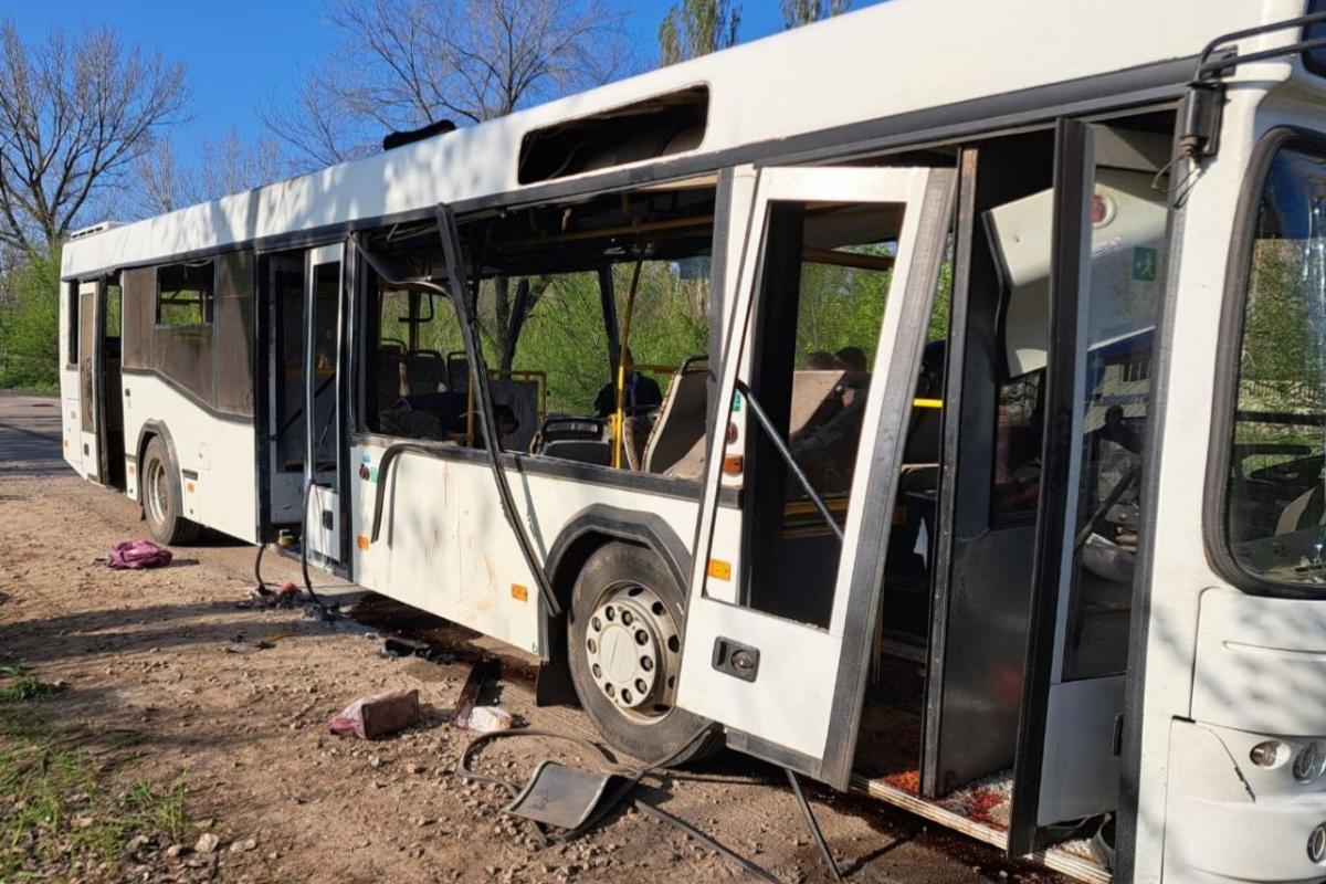 Россияне ударили дроном-камикадзе по автобусу с людьми