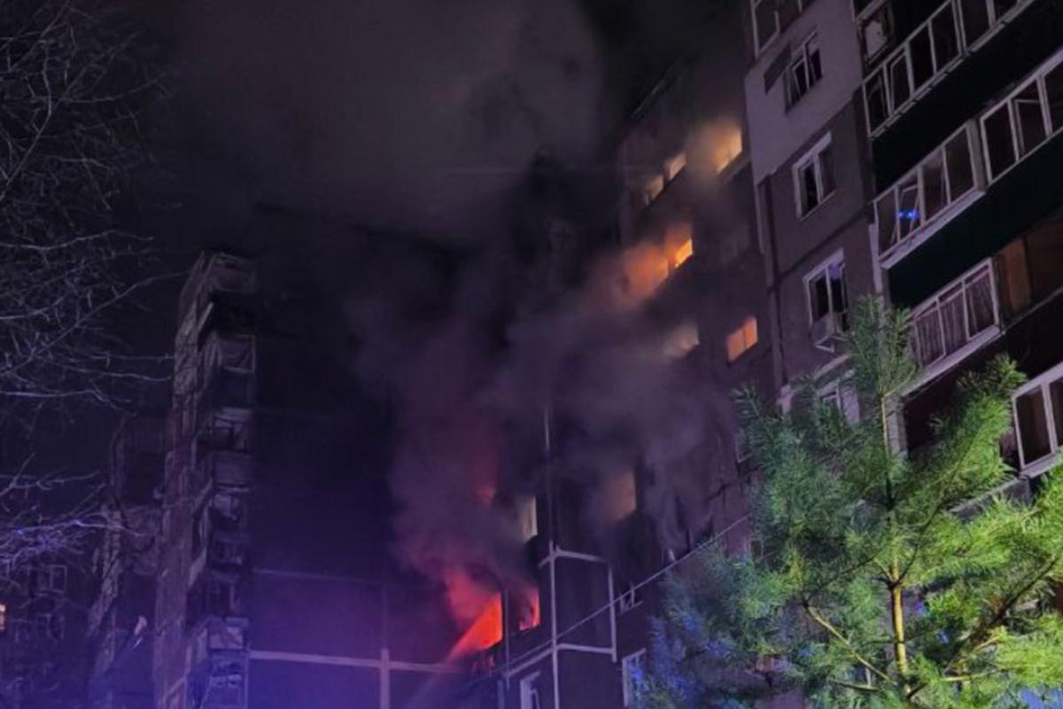 дрон врезался в жилую многоэтажку в Курске