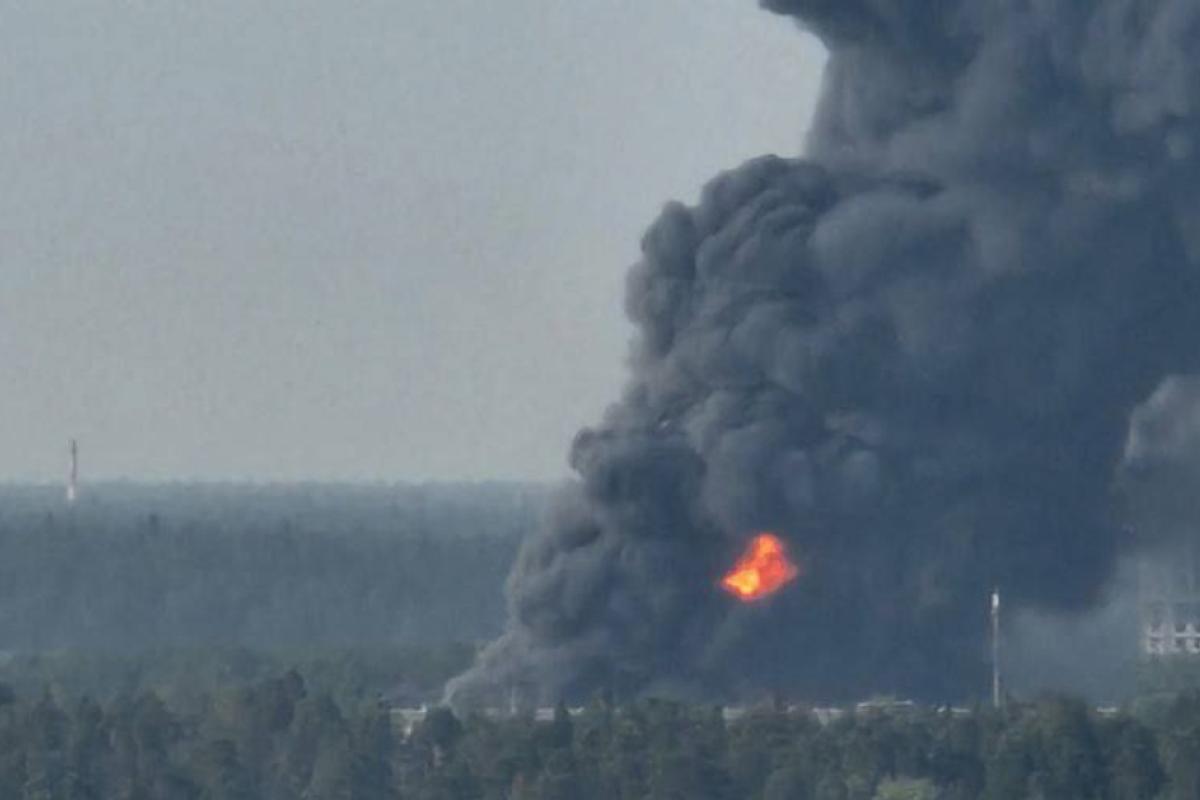 В подмосковном Пушкино горит склад с ГСМ и газовыми баллонами