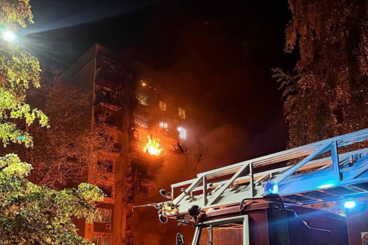 БПЛА влетел в многоэтажку в Курске