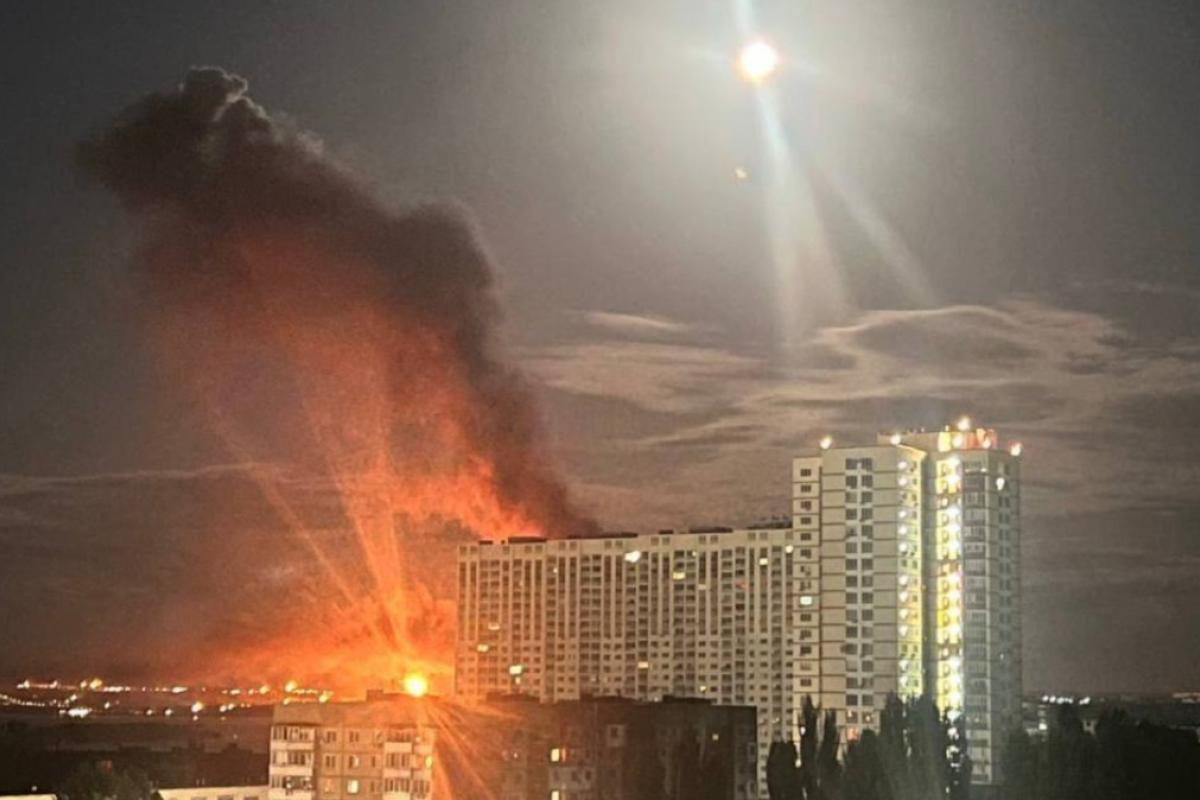 В Саратове после атаки БПЛА горит НПЗ