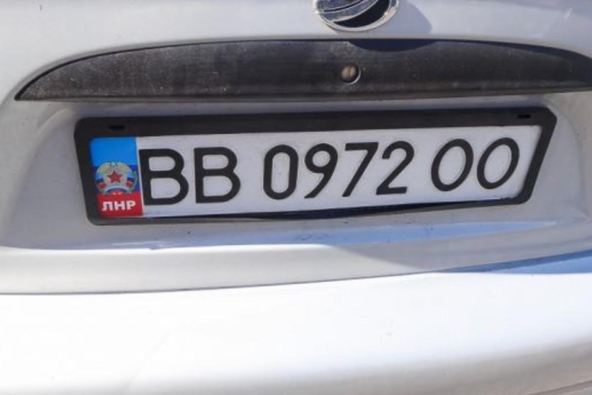 З 1 січня 2026 року у т.зв. "ЛНР" вважатиметься законним керування транспортним засобом тільки з російськими номерами Номерні знаки "ЛНР" незабаром стануть незаконними