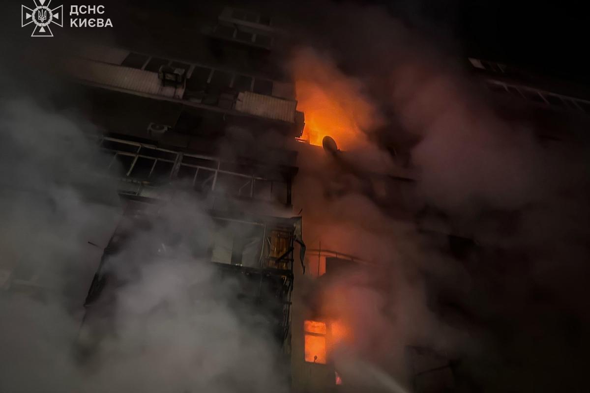 Спасатели ликвидируют последствия удара БПЛА в Деснянском районе Киева Российские войска атаковали Киев "шахедами"