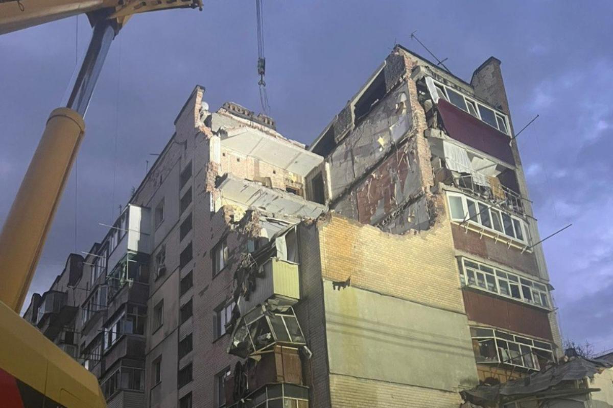 У Хмельницькому на місці вибуху у багатоквартирному будинку безперервно тривають аварійно-пошукові роботи. Наслідки вибуху у багатоквартирному будинку у Хмельницькому