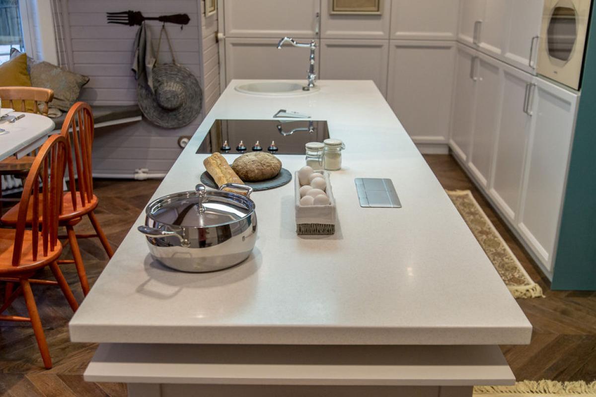 Кухонна стільниця зі штучного каменю: функціональна та практична естетика
