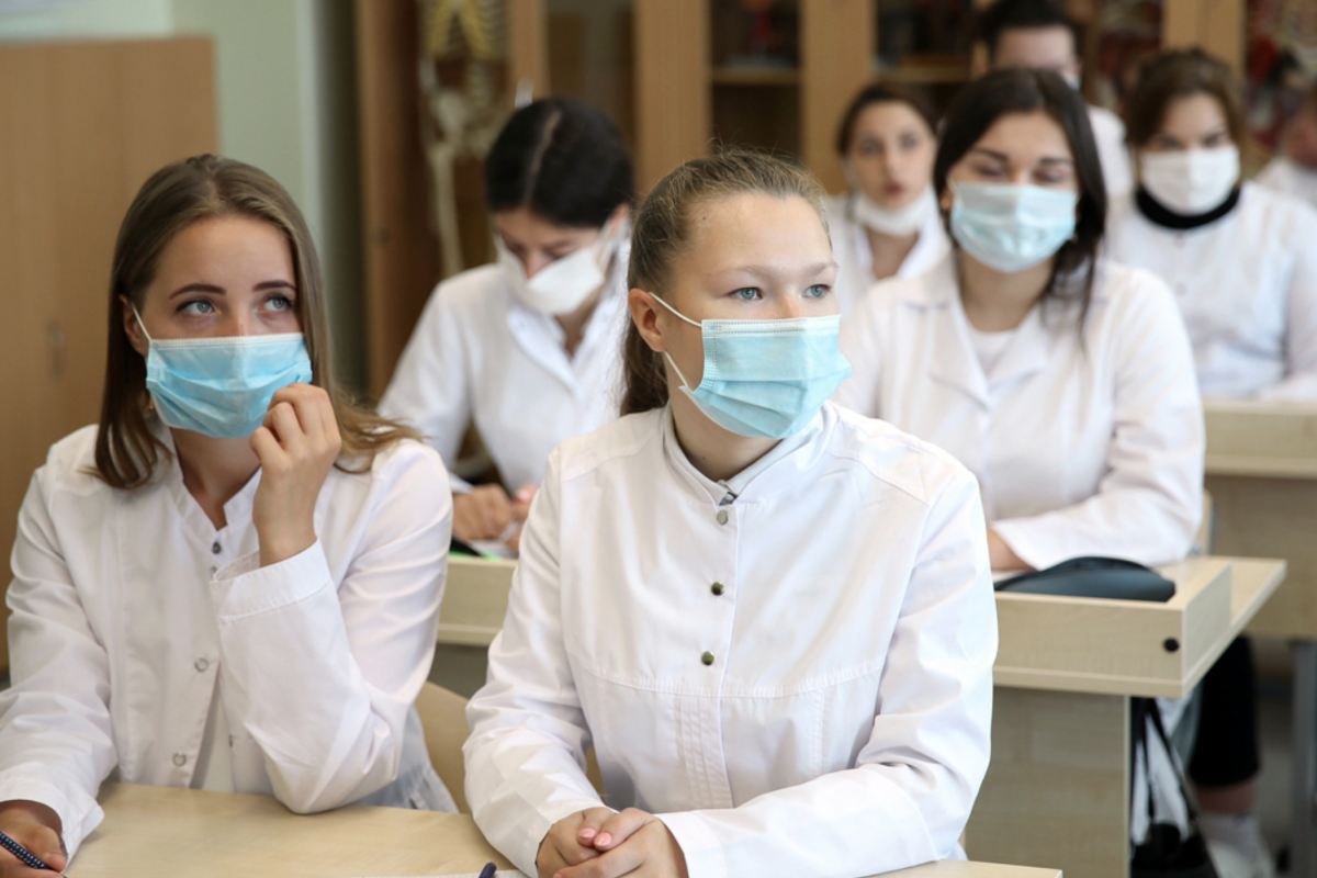 Иначе - заставят вернуть деньги. В "ЛНР" студенты-медики будут отрабатывать обучение. студенты-медики