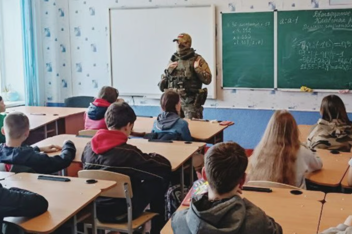 Як "обробляють" дітей у школах окупованої Луганщини? пропаганда у школах "ЛНР"