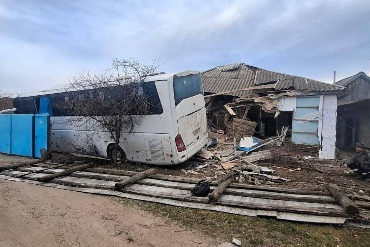 ДТП на Луганщине: рейсовый автобус въехал в дом. ДТП на Луганщине