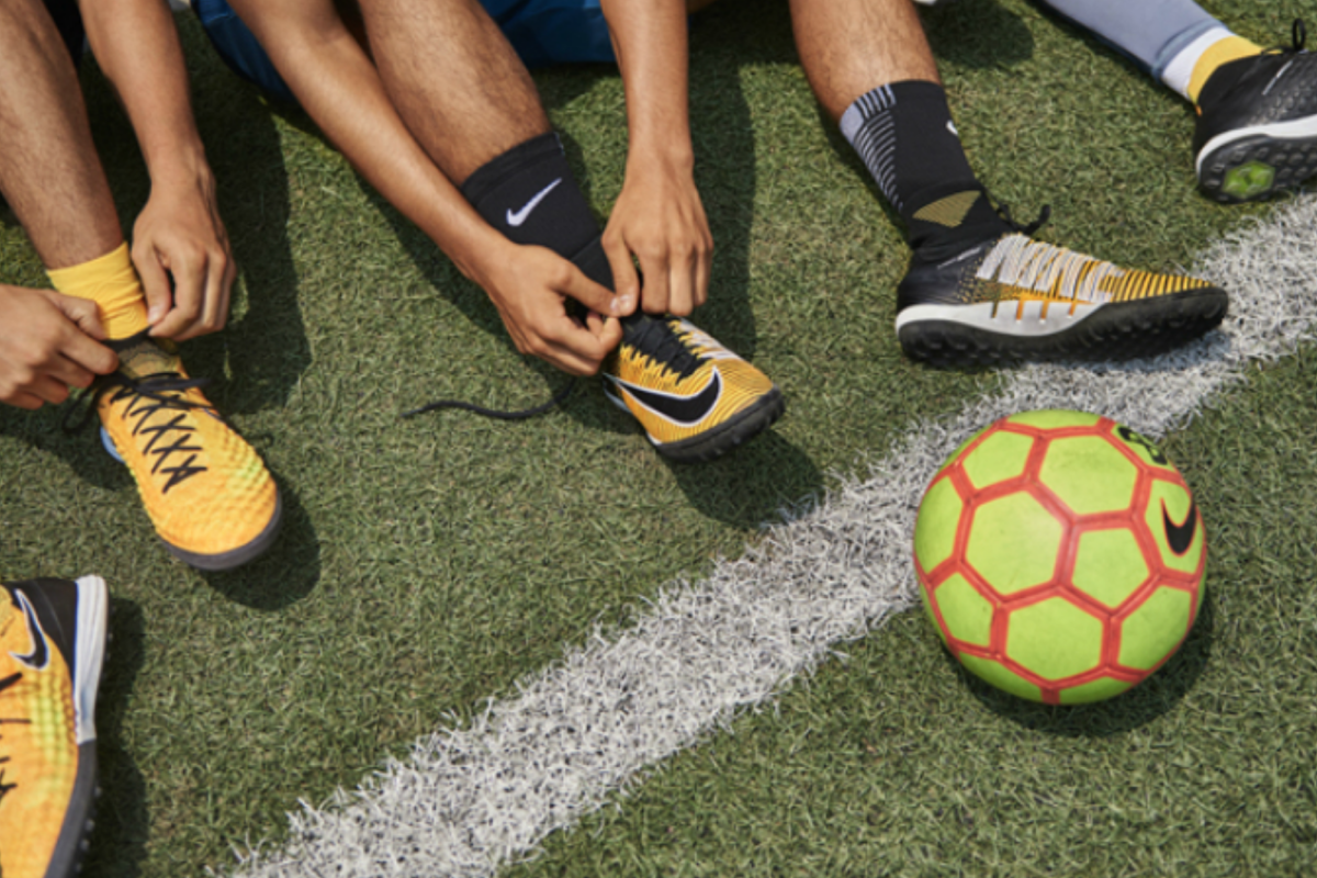 Футболисты обувают мужские сороконожки для игры на искусственном поле.