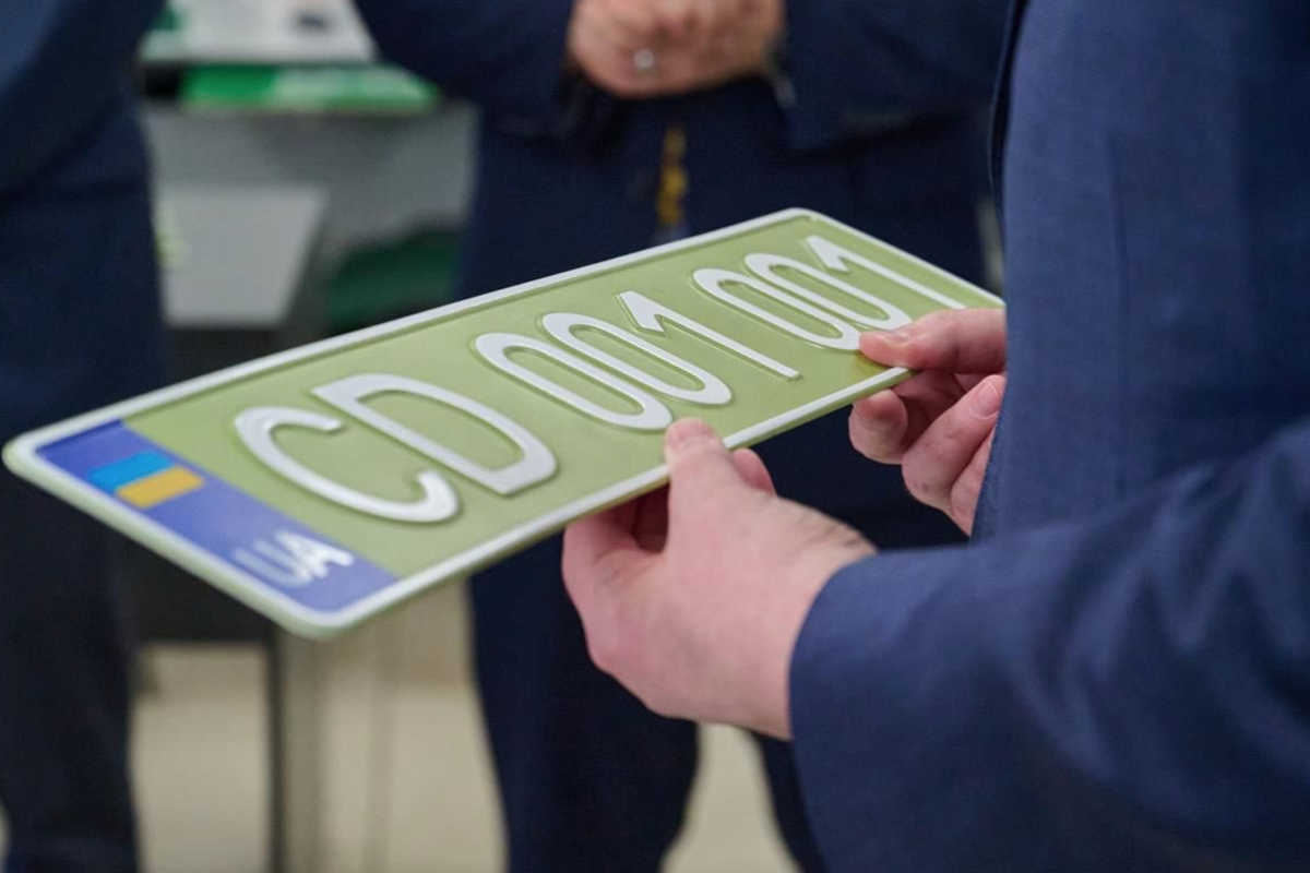 В Україні відновили дипломатичні номерні знаки. номерні знаки