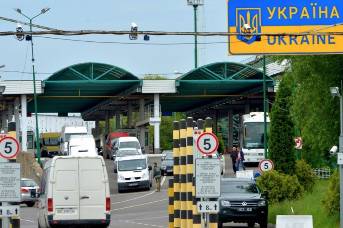 Словаччина припинила пропускати громадян України. кордон