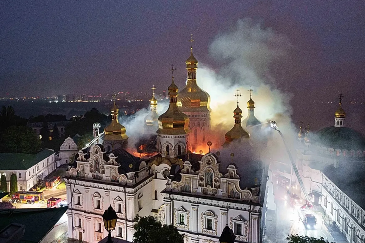 Палає Успенський собор після атаки БПЛА Успенський собор