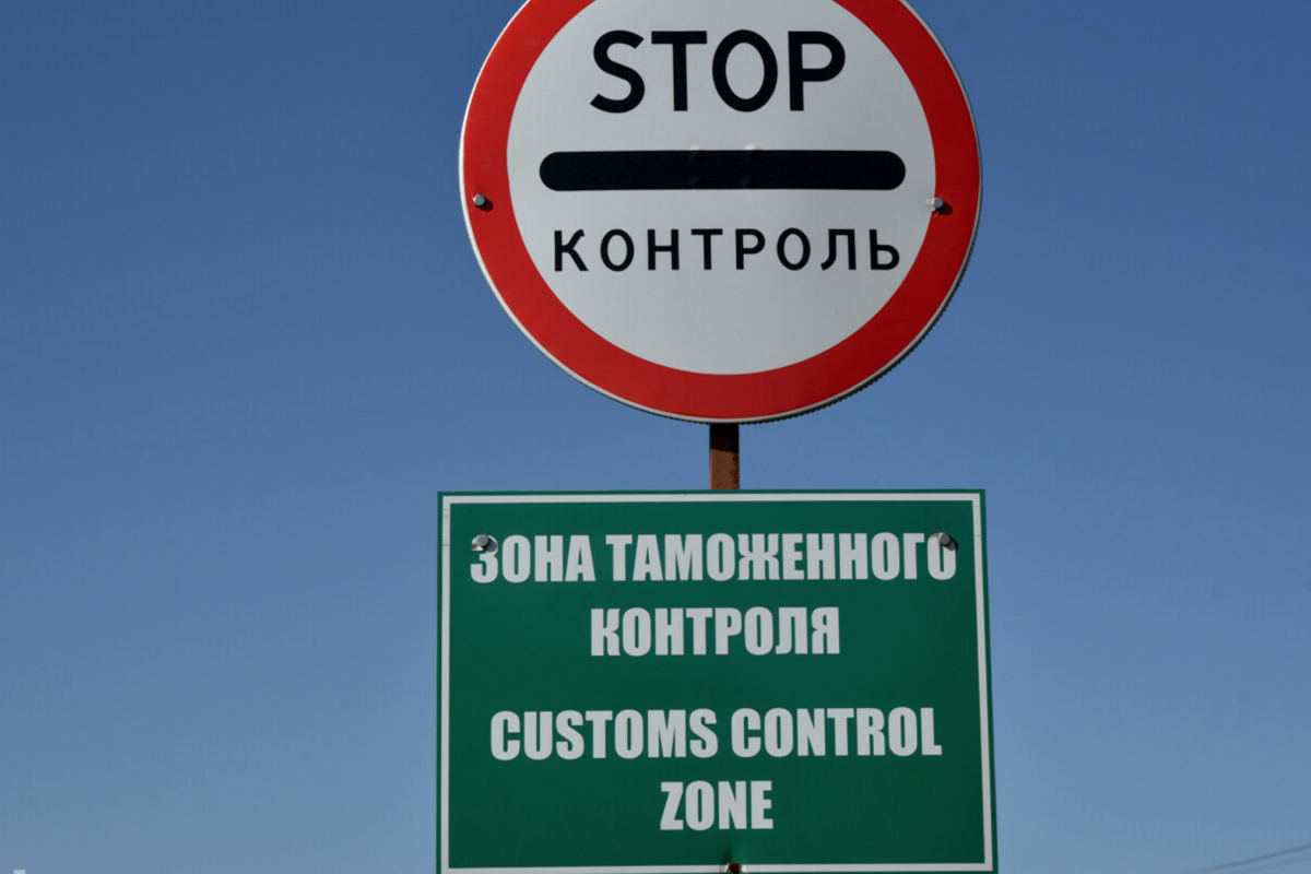 В'їзд та виїзд із "ЛНР" знову ускладнили "митниця ЛНР"