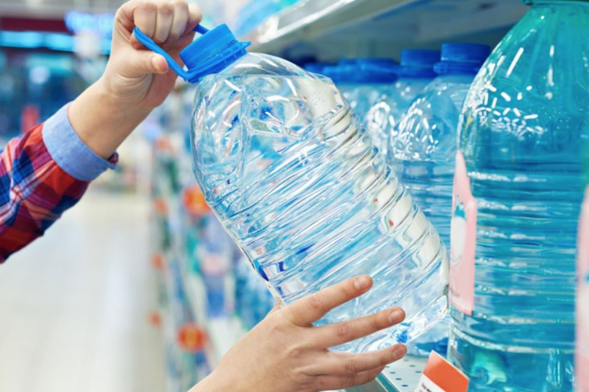 Украинцев призывают запастись водой и продуктами запасы воды