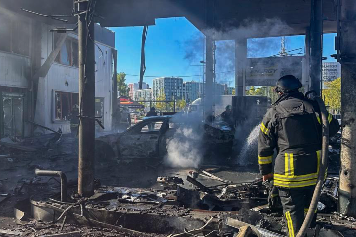 Россияне ударили по АЗС в Киеве АЗС в Киеве