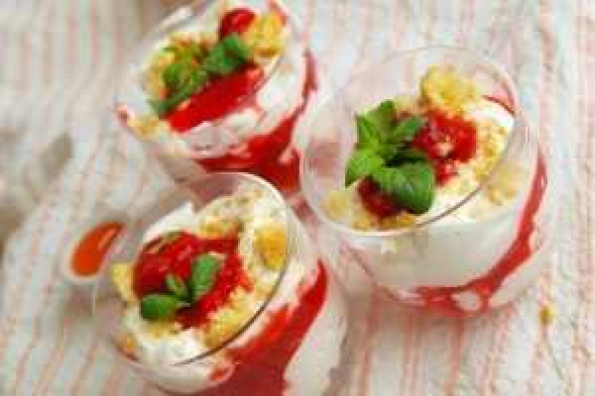 Десерт из клубники со сливочно-йогуртовым кремом Десерт из клубники со сливочно-йогуртовым кремом