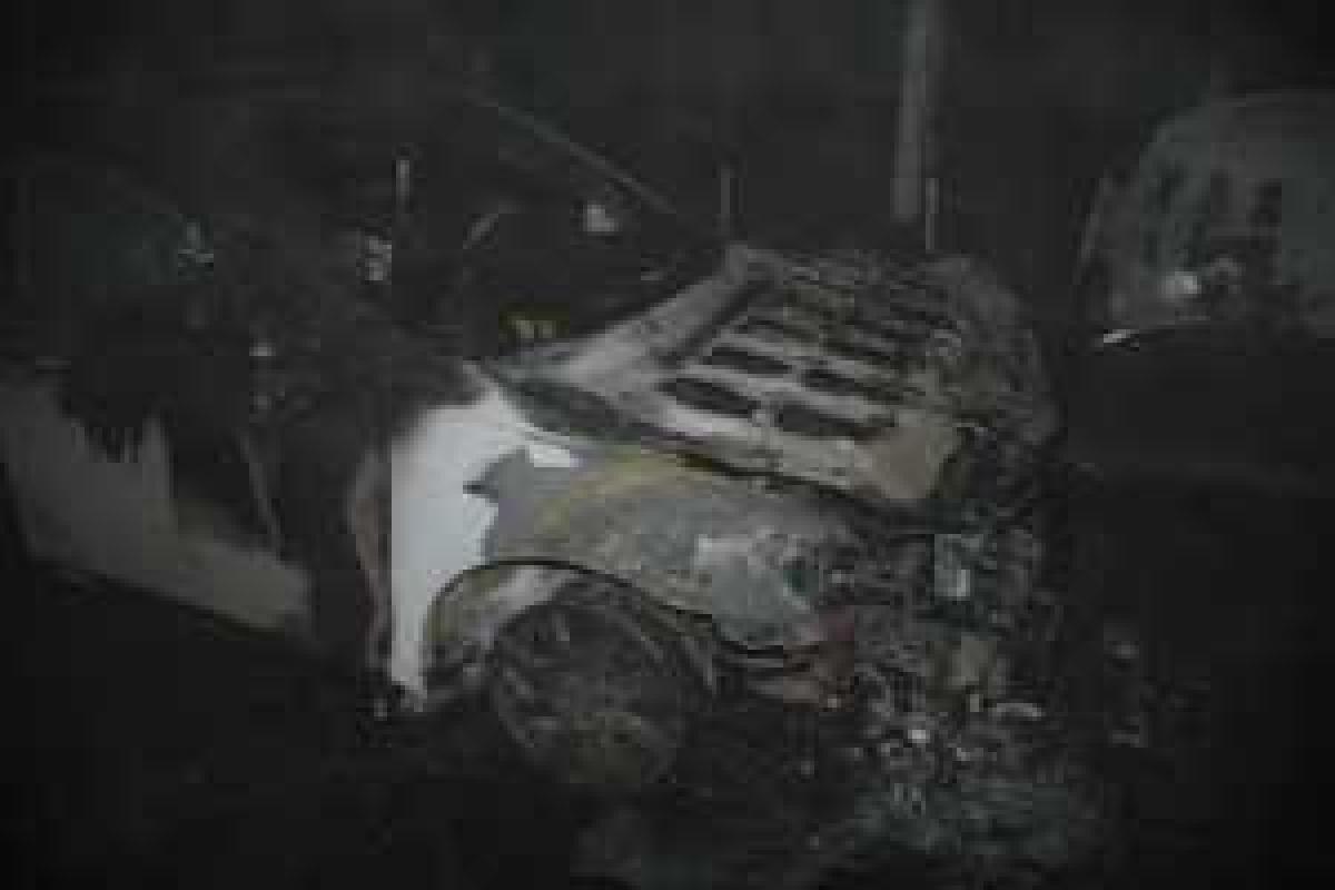 Во Франции в новогоднюю ночь сожгли более тысячи автомобилей Во Франции в новогоднюю ночь сожгли более тысячи автомобилей