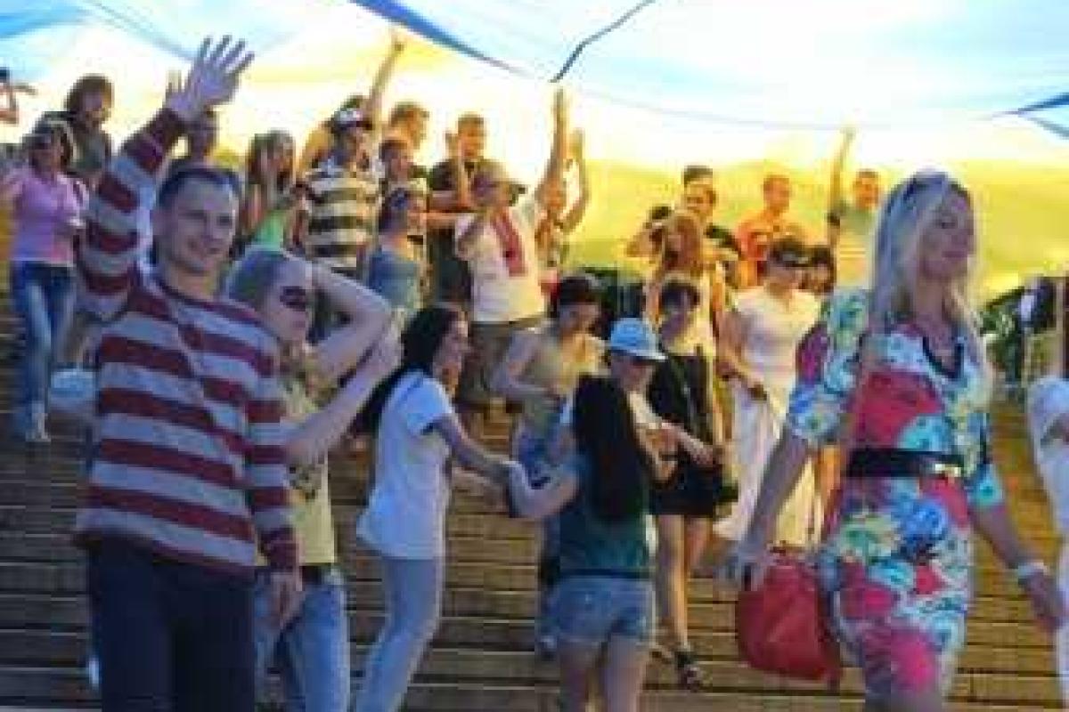 В Одессе развернули самый большой государственный флаг Украины В Одессе развернули самый большой государственный флаг Украины
