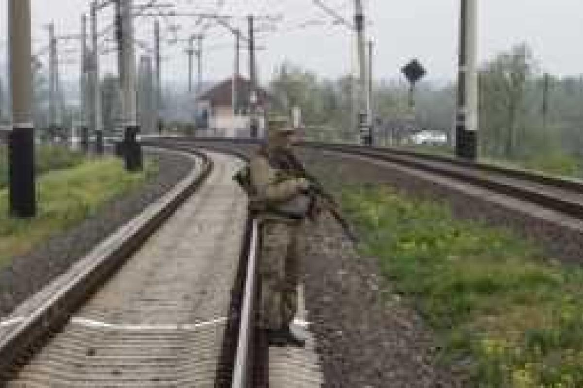 Террористы ДНР забрали "на фронт" всех мужчин с поезда Донецк-Киев Террористы ДНР забрали "на фронт" всех мужчин с поезда Донецк-Киев