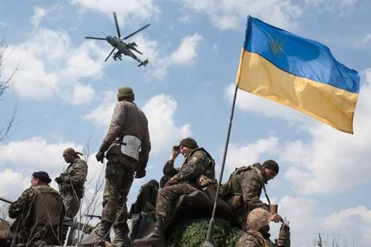 Украинские военные перебрасывают военную технику к поселку Новоайдар Украинские военные перебрасывают военную технику к поселку Новоайдар