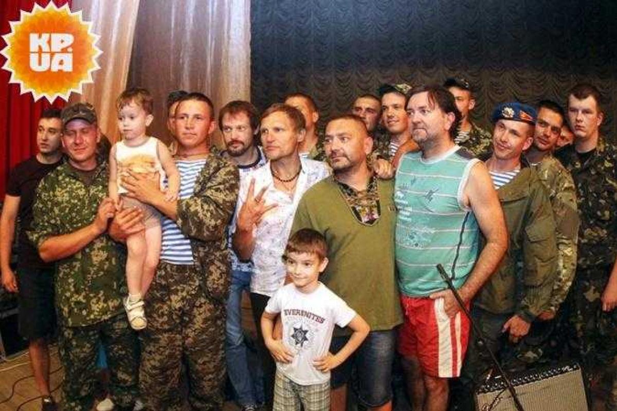Олег Скрипка спел для днепропетровских десантников Олег Скрипка спел для днепропетровских десантников