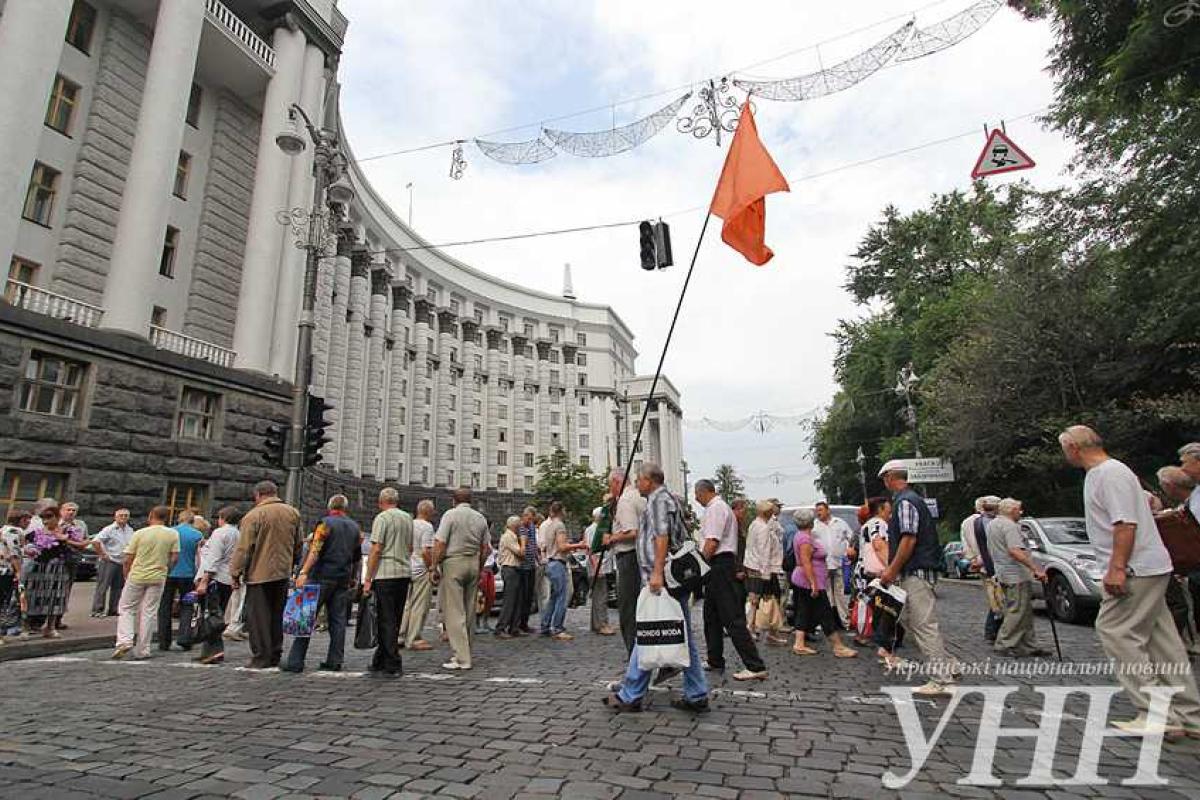Чернобыльцы перекрыли улицу Грушевского возле Кабмина Чернобыльцы перекрыли улицу Грушевского возле Кабмина