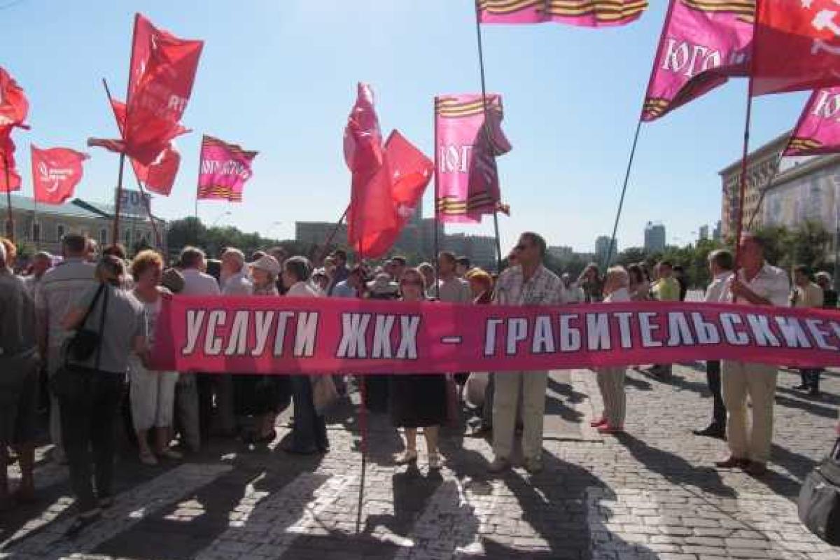 В Харькове милиции пришлось разнимать сторонников Антимайдана и Евромайдана В Харькове милиции пришлось разнимать сторонников Антимайдана и Евромайдана