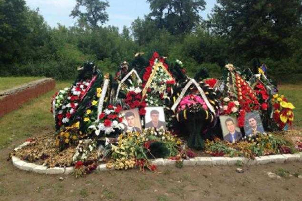 Славянские террористы похоронили в братской могиле 14 замученных жертв Славянские террористы похоронили в братской могиле 14 замученных жертв