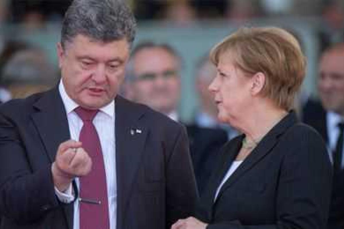 Порошенко обсудил с Меркель дальнейшие шаги по урегулированию конфликта на Донбассе Порошенко обсудил с Меркель дальнейшие шаги по урегулированию конфликта на Донбассе