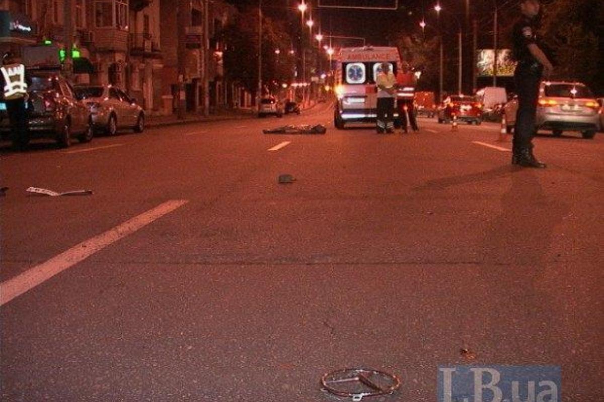Джип Mercedes в Киве сбил насмерть мужчину и скрылся, оставив свои номера Джип Mercedes в Киве сбил насмерть мужчину и скрылся, оставив свои номера