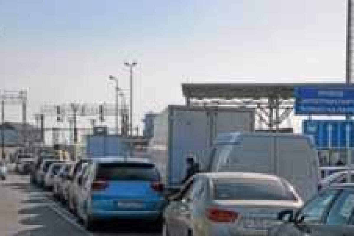 Тысячи авто продолжают стоять в очереди на Керченской переправе Тысячи авто продолжают стоять в очереди на Керченской переправе