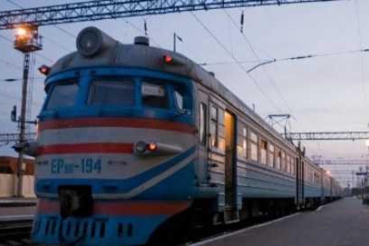 Сотни закарпатцев стали заложниками поломанного электропоезда