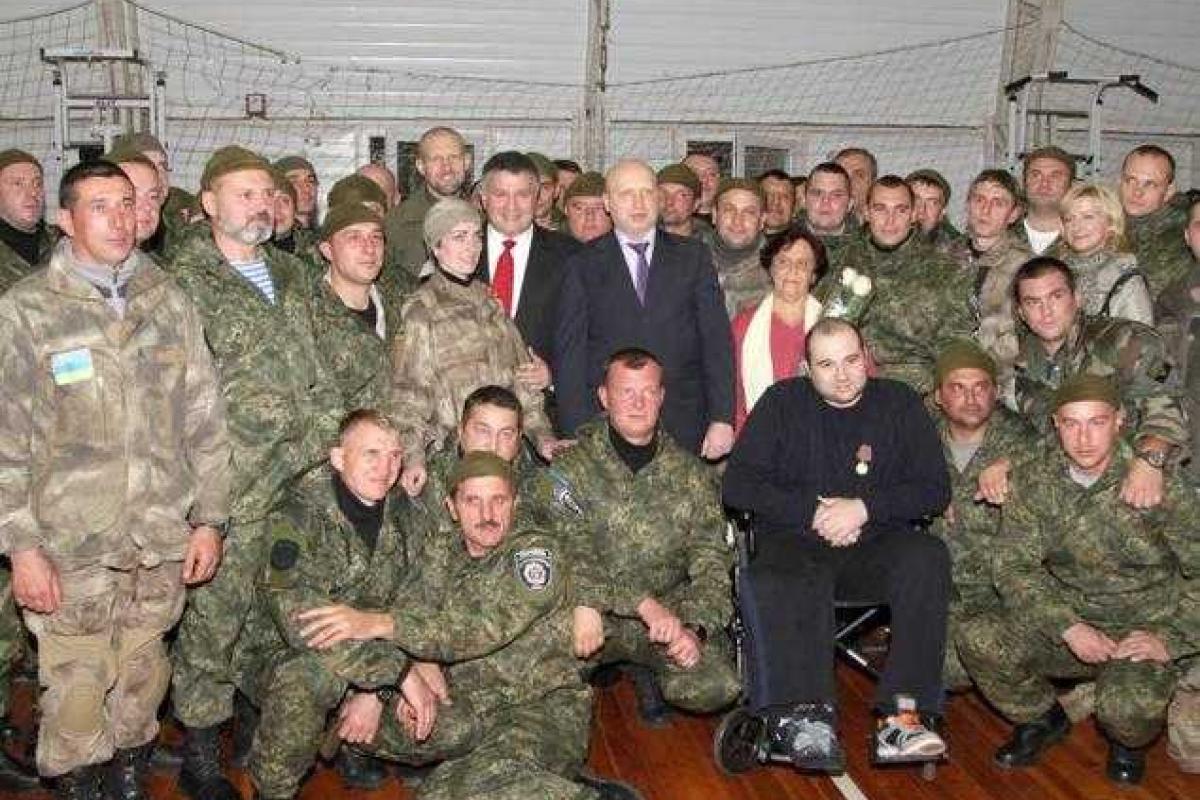 Турчинов вручил ключи от квартир раненым бойцам АТО Турчинов вручил ключи от квартир раненым бойцам АТО