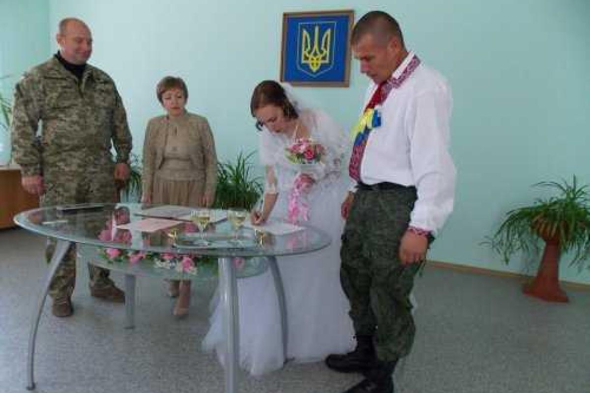 В Счастье под обстрелом состоялась свадьба бойца батальона «Айдар» и местной жительницы В Счастье под обстрелом состоялась свадьба бойца батальона «Айдар» и местной жительницы