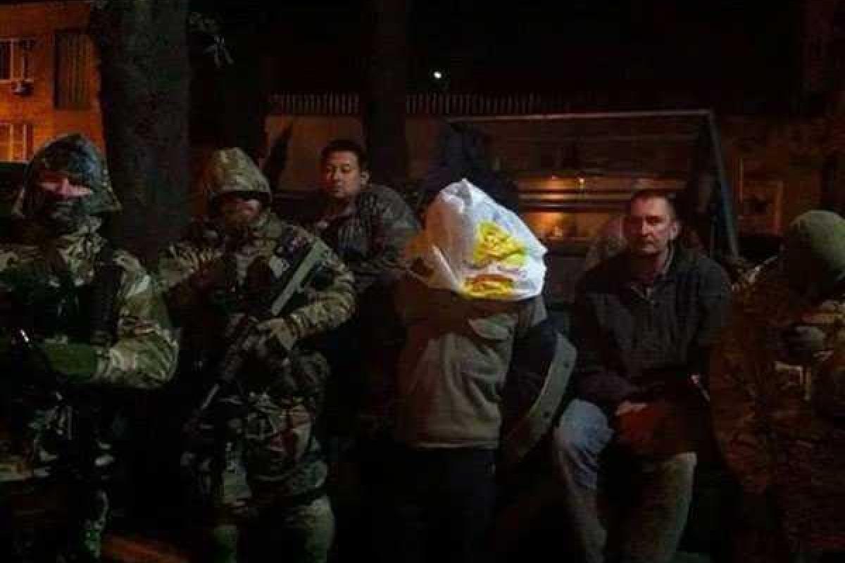 Бойцы полка «Азов» задержали под Мариуполем танкиста-террориста Бойцы полка «Азов» задержали под Мариуполем танкиста-террориста